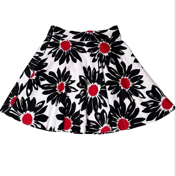 Amanda and Chelsea Black and White Floral Skirt Womens
Size 4P - Picture 1 of 11